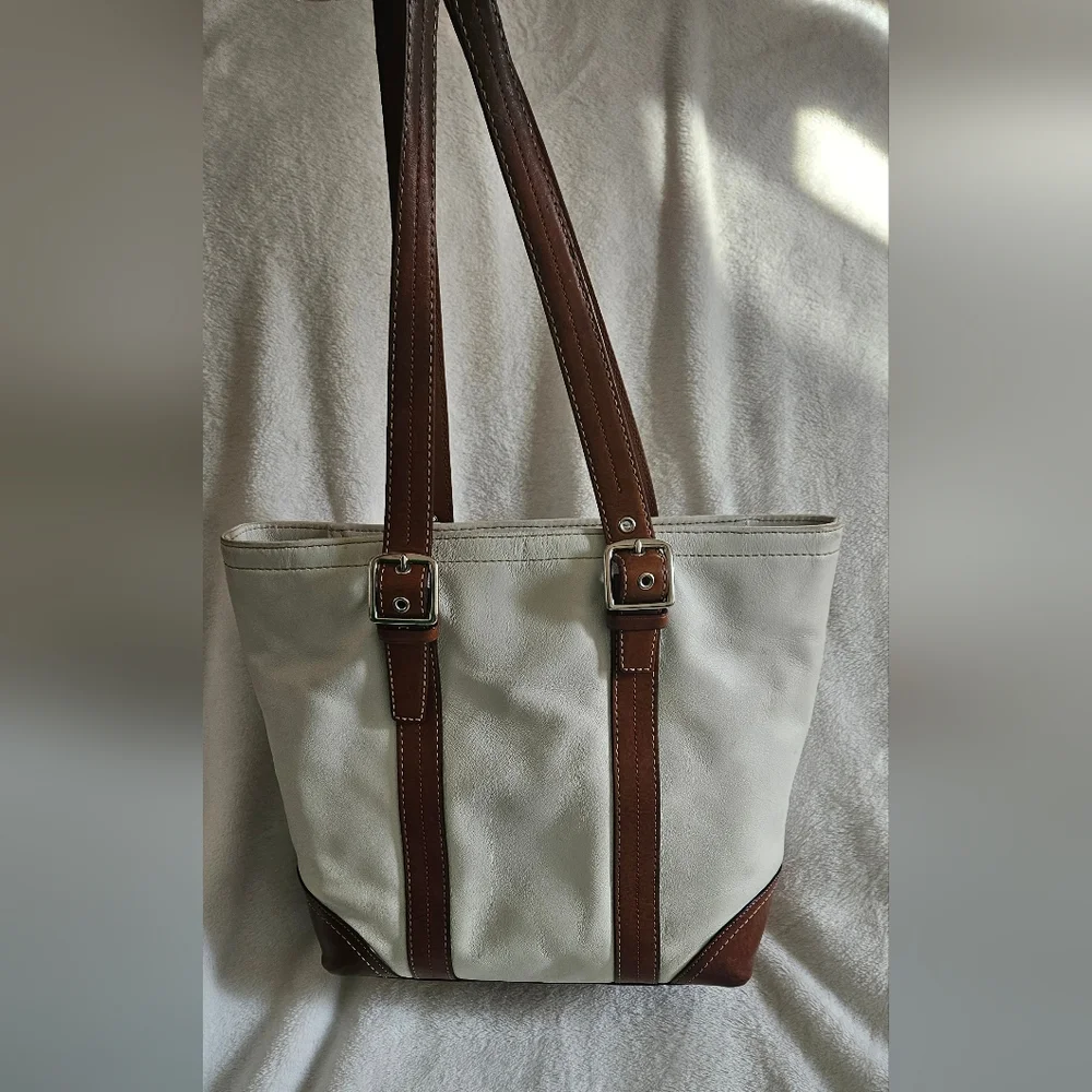 Coach Hampton Leather bucket tote shoulder bag. #f11201 - Picture 2 of 8